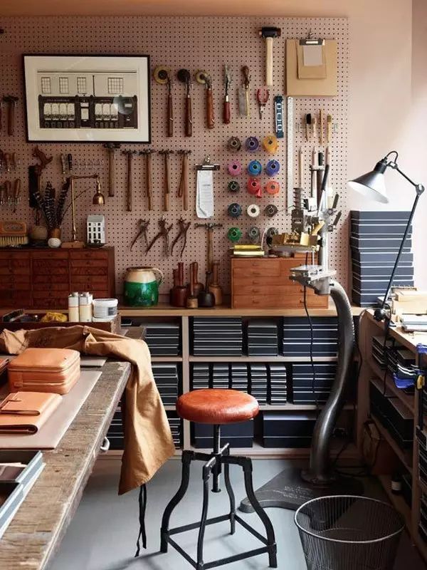 尤其是手工工作室,随着工具,材料与日俱增,杂乱不堪的画风也就在所