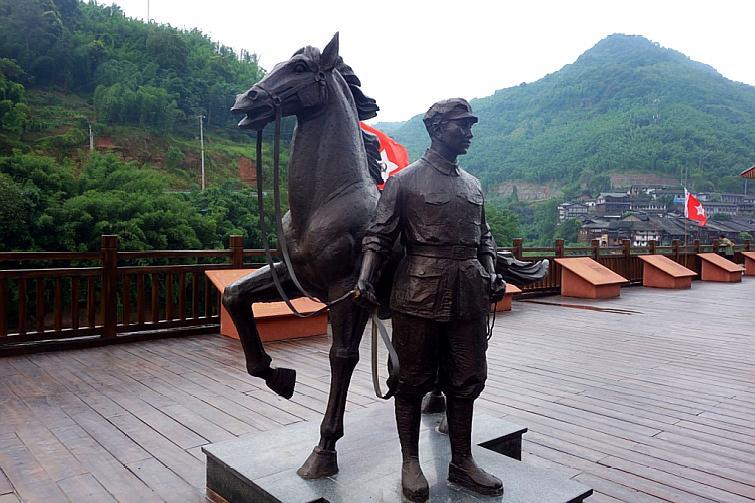 英勇的红军铜像