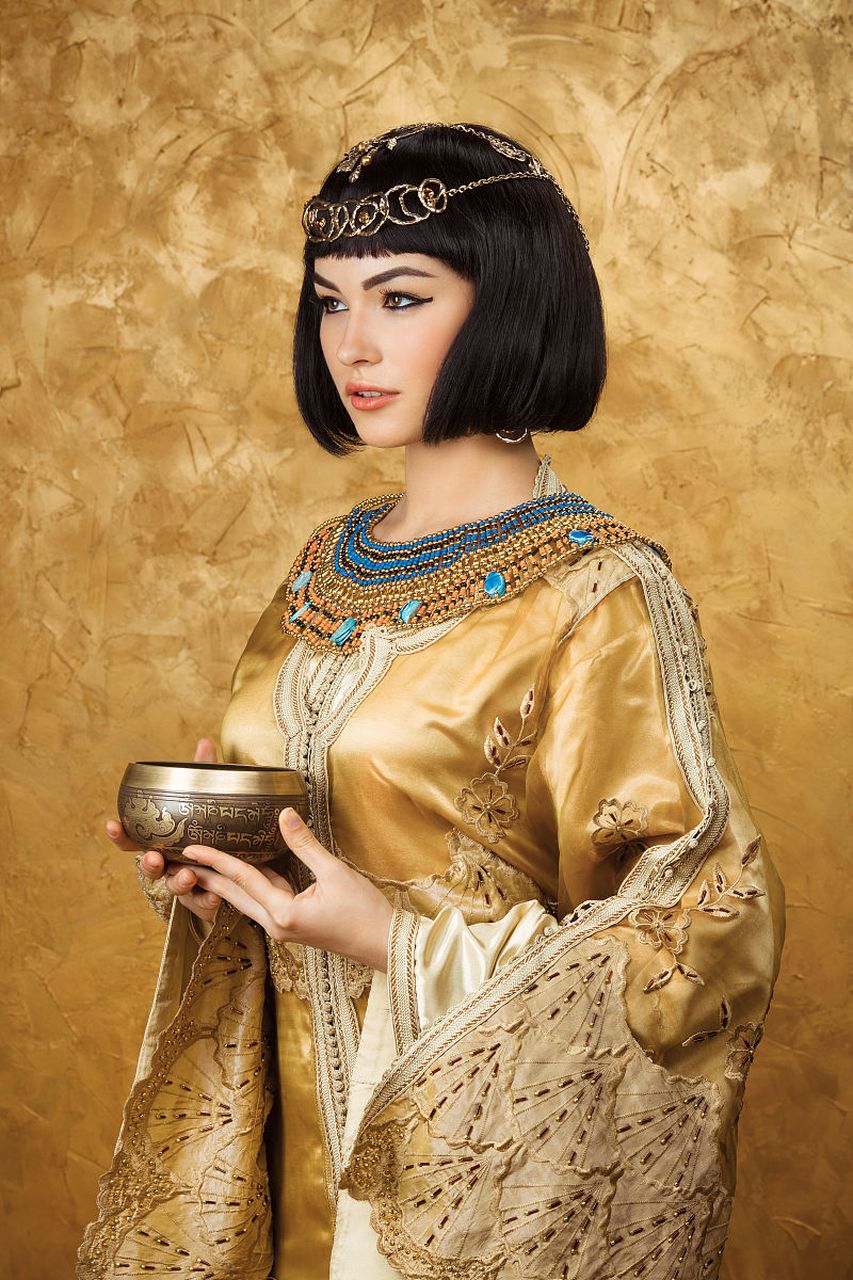 克娄巴特拉是古埃及女王,以智慧与魅力著称,她与罗马将领马克·安东尼