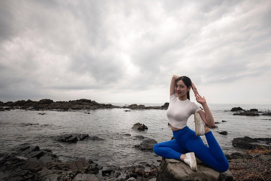 瑜伽美女教你练瑜伽,轻松提高身体柔韧性