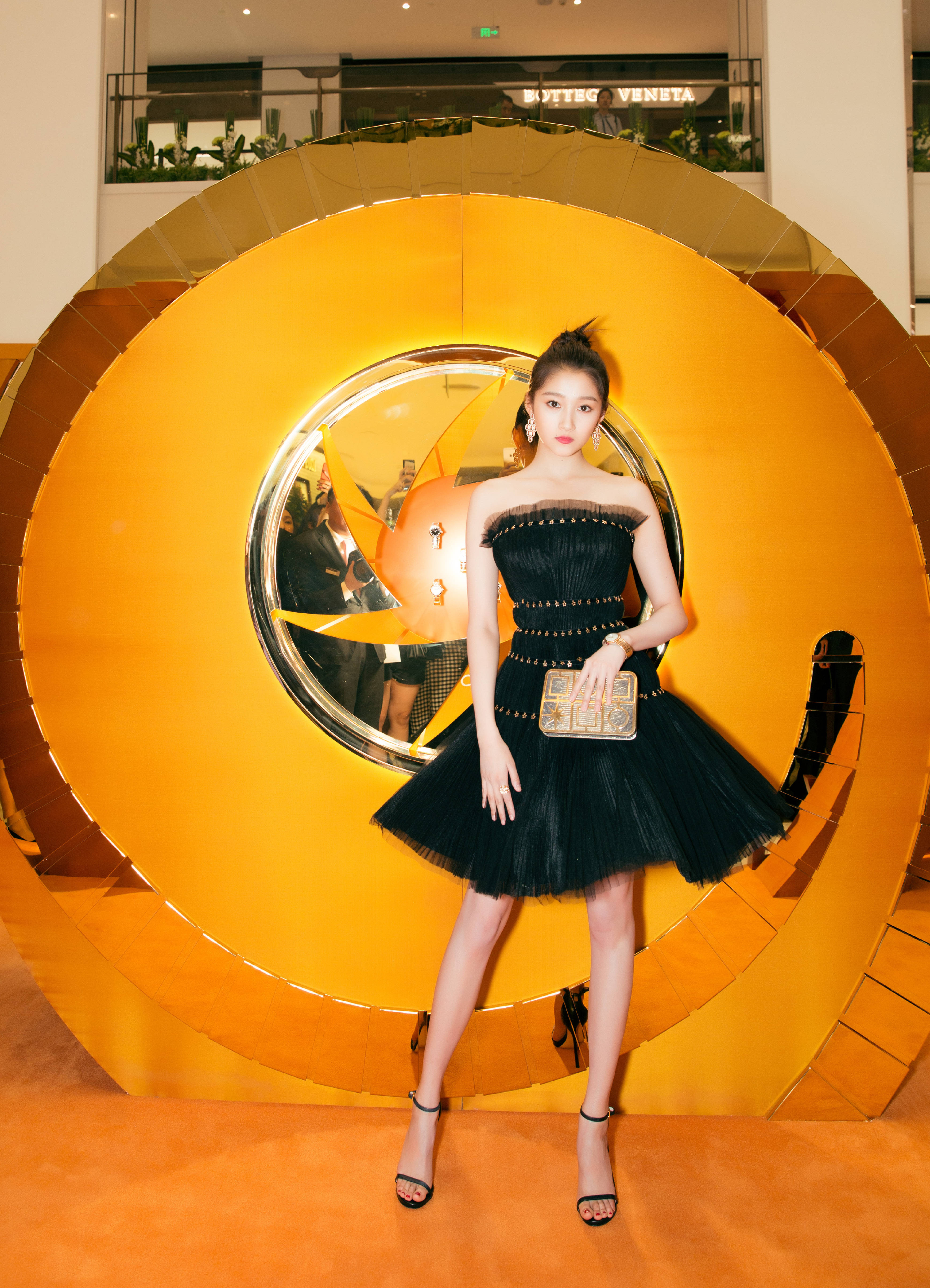 关晓彤身穿黑色晚礼服参加光环腕表巡展北京站,好似美丽的黑天鹅