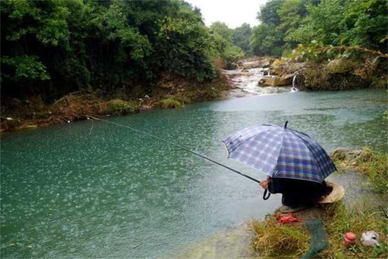 夏季哪些雨天适合钓鱼,哪些不适合呢?