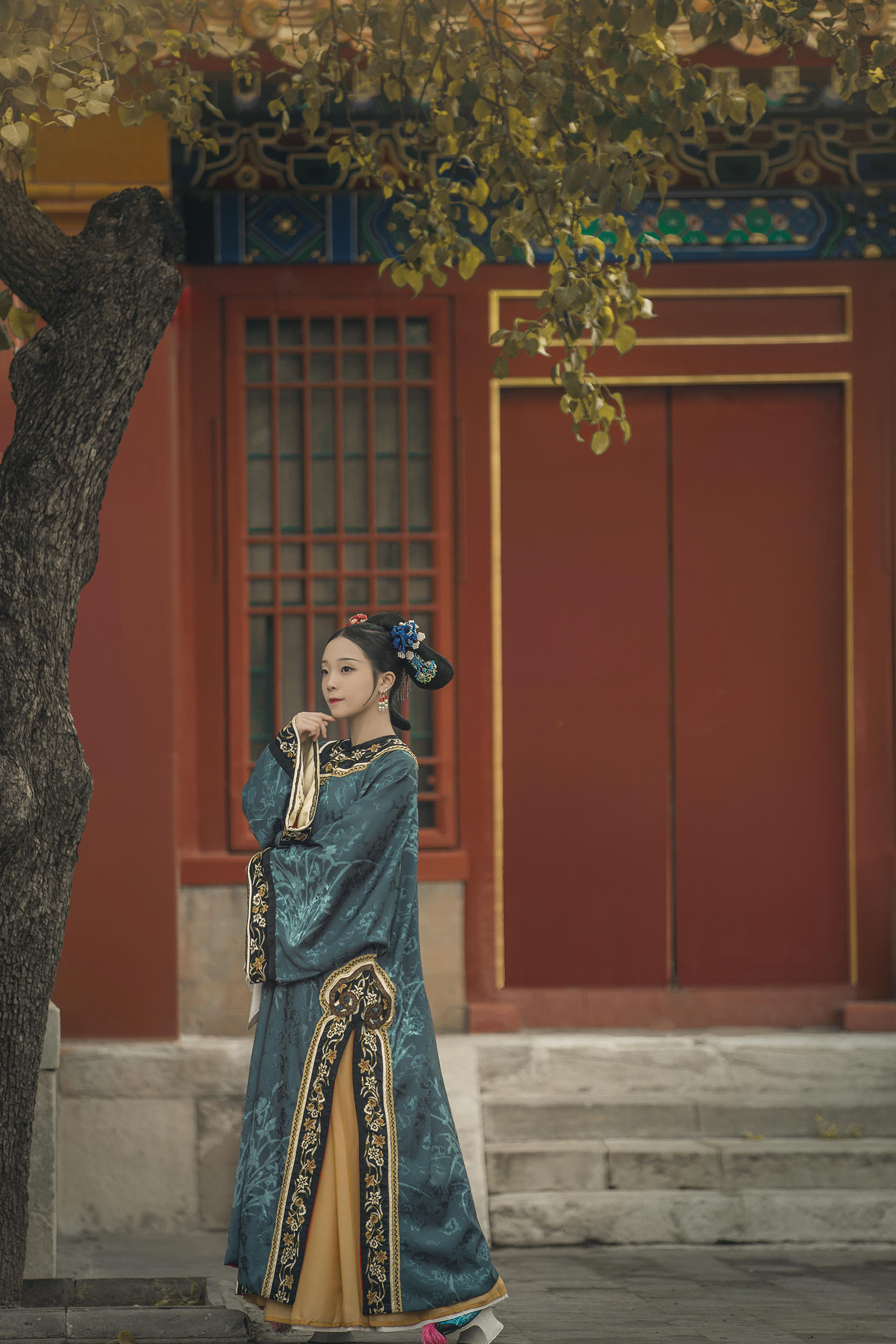 摄影师拍摄的古装,服饰精美,仿佛穿越回大清
