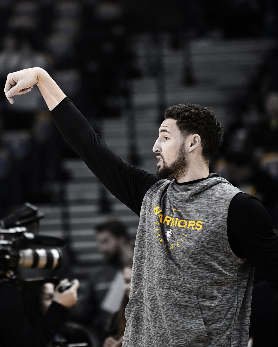 图为克莱-汤普森也在进行投篮练习,近来汤神的状态回暖明显.