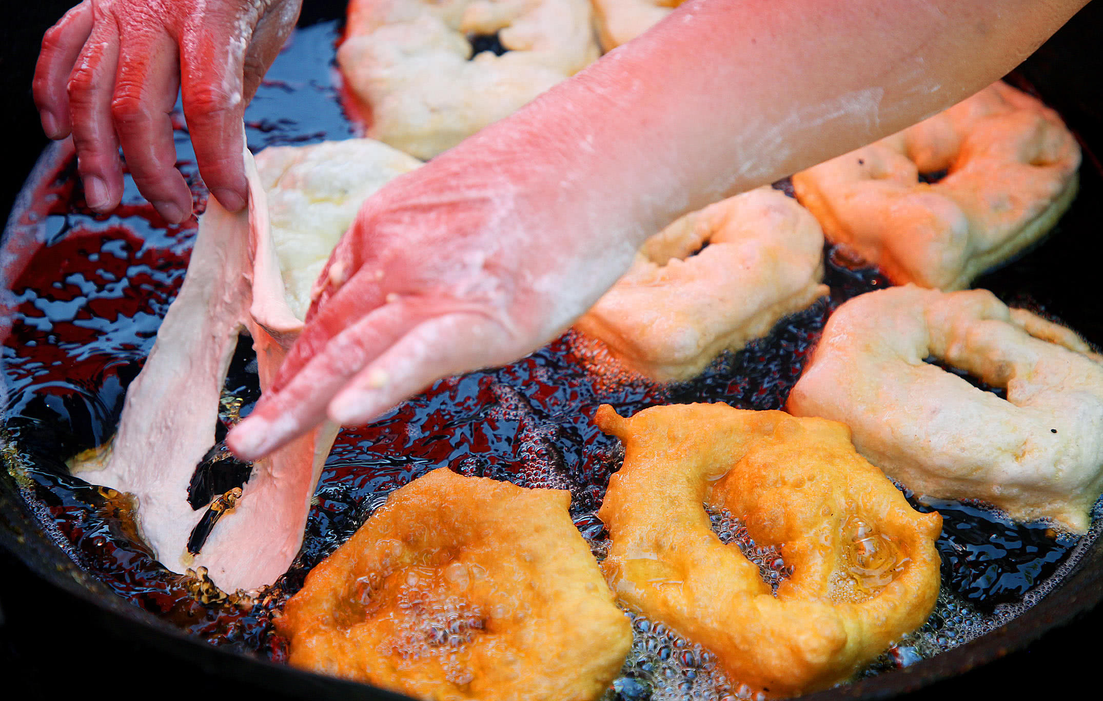 夫妇集市炸香油果子 因造型独特生意火爆