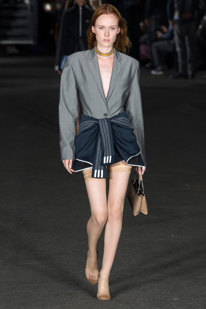 穿搭精致独到,妆容优雅精致有韵味,亮点十足,呈现出了绝美的时尚走秀