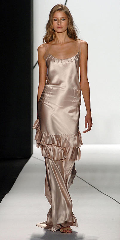 别样优雅的时尚穿搭方式,增加了些许性感,展现出十足女人味!