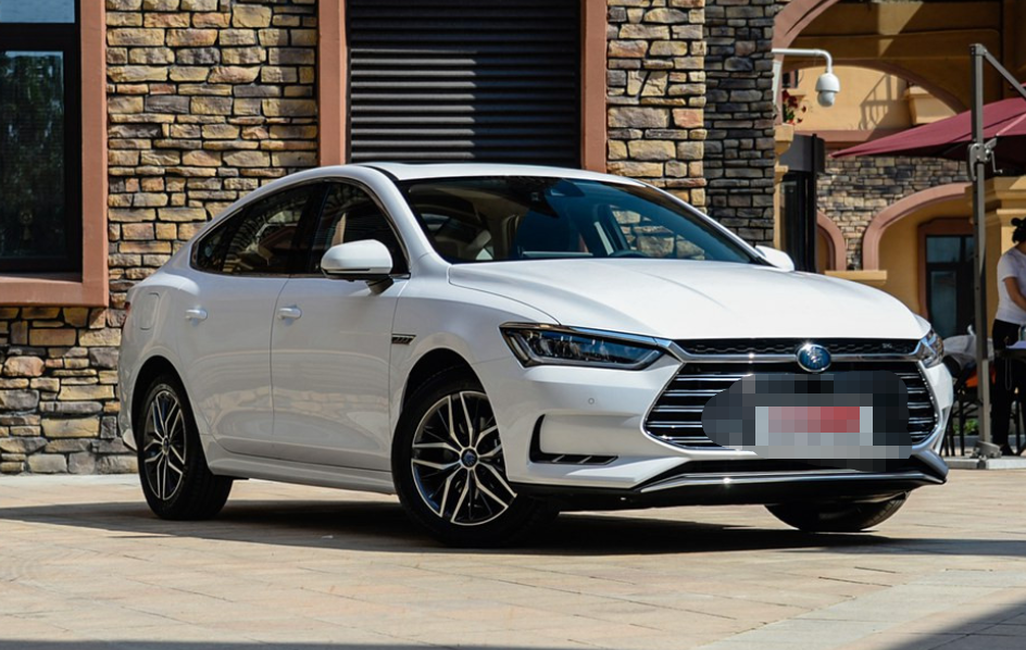 秦dm,车身线条比较流畅,驾驶乐趣方面显然要更胜一筹