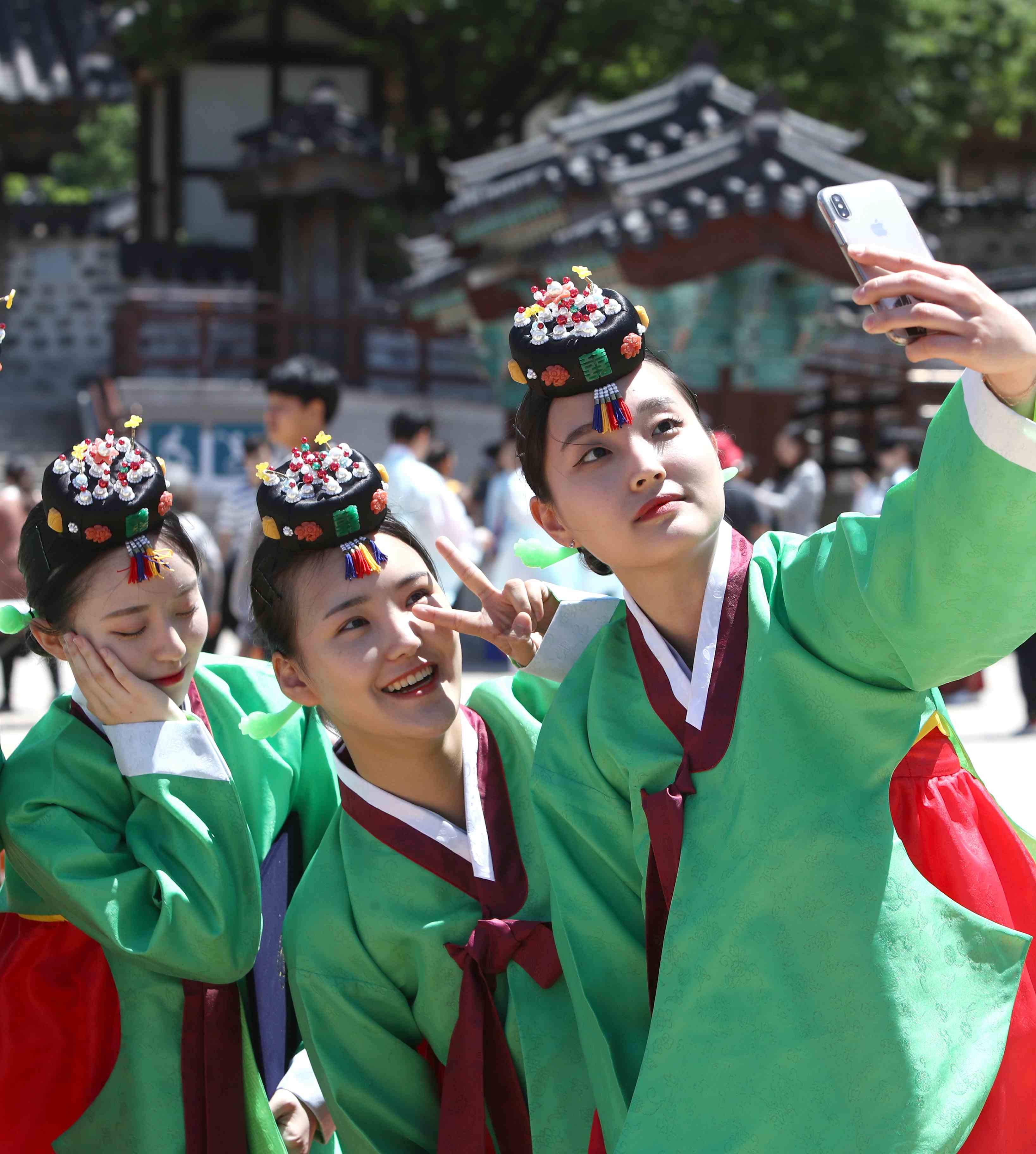 当地时间2019年5月20日,韩国庆祝第47届成人日,多地举行传统成年仪式