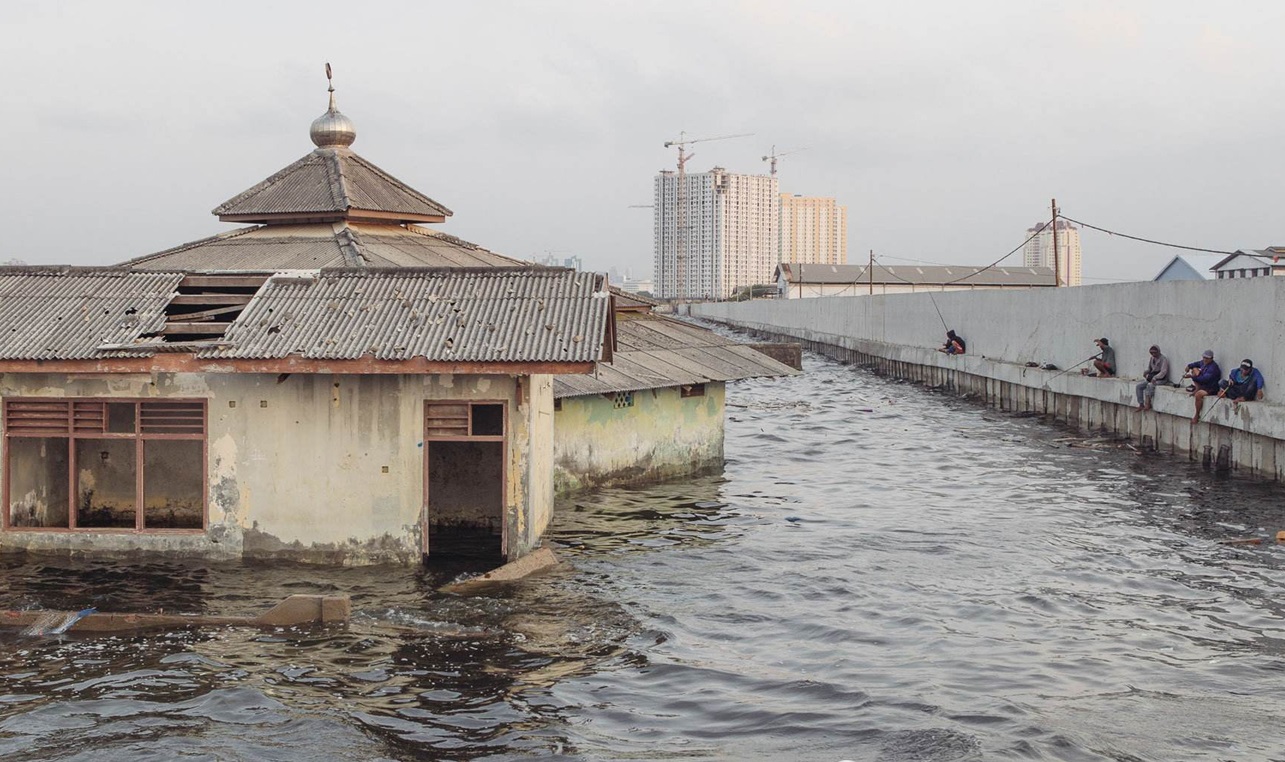 地势比较低的雅加达北部地面,平均以每年25厘米左右的速度下沉着(也就