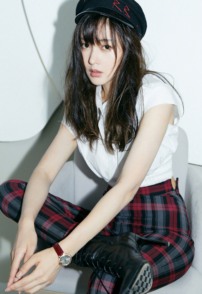 2014年,出演抗战剧《二炮手》,凭借"凌织羽"一角获