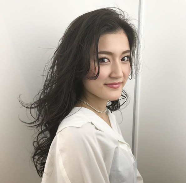 2019温柔女性:离子烫"浅之倾月"发型,漂亮又吸引帅气男神目光