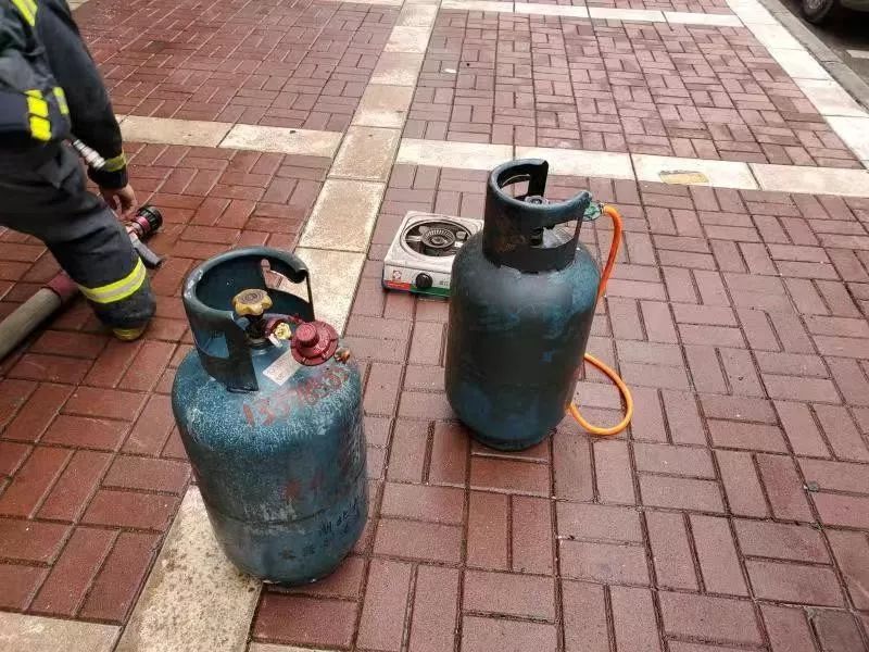 一餐馆液化气罐起火!六盘水消防成功排除这颗"定时炸弹"