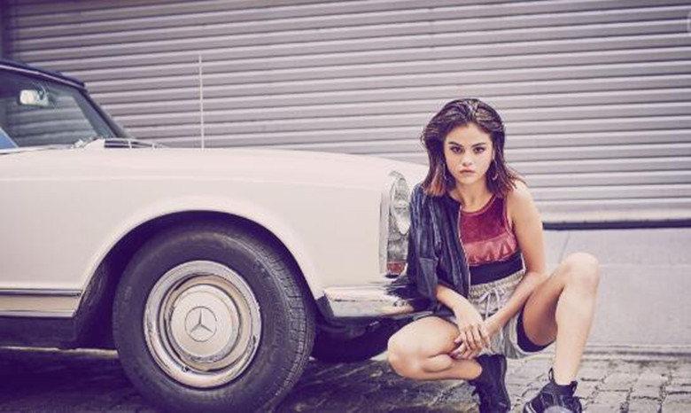 赛琳娜现身闺蜜婚礼当伴娘,一身红裙光彩照人,差点抢走新娘风头