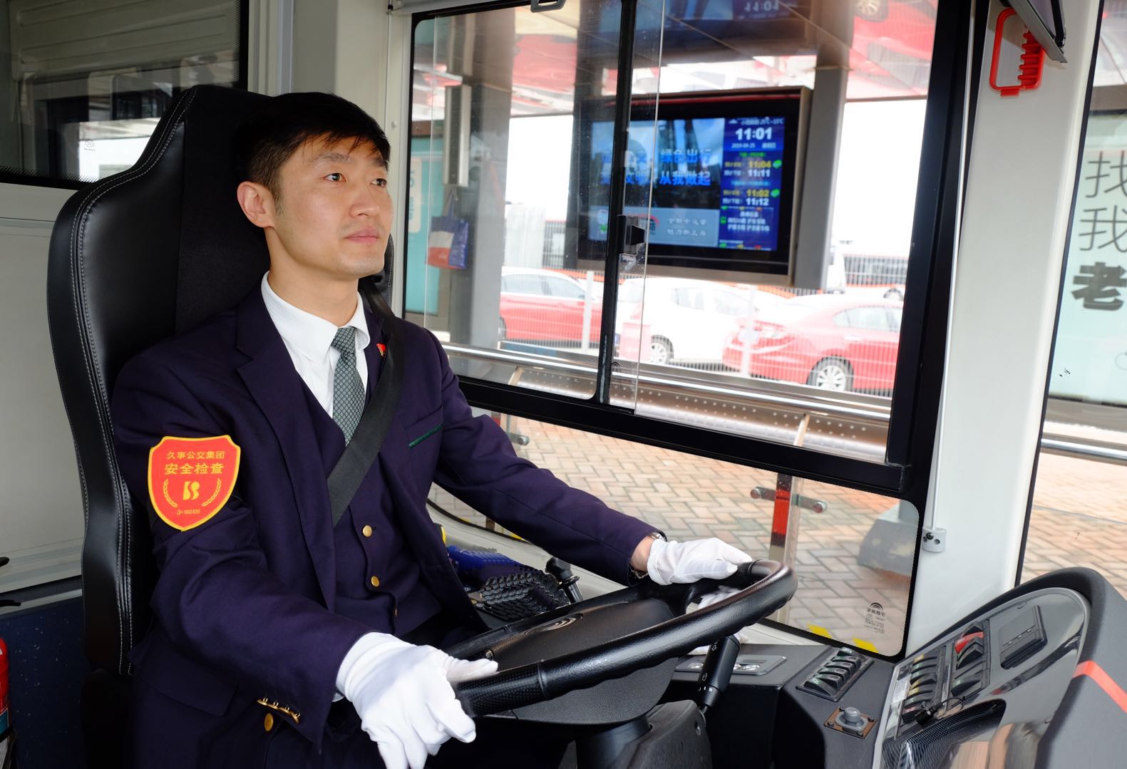 从手握钢枪的战士到手握方向盘的公交驾驶员,他挥洒青春服务乘客