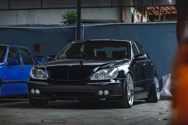 奔驰s级 w220低趴改装,让三叉星的光芒永恒绽放