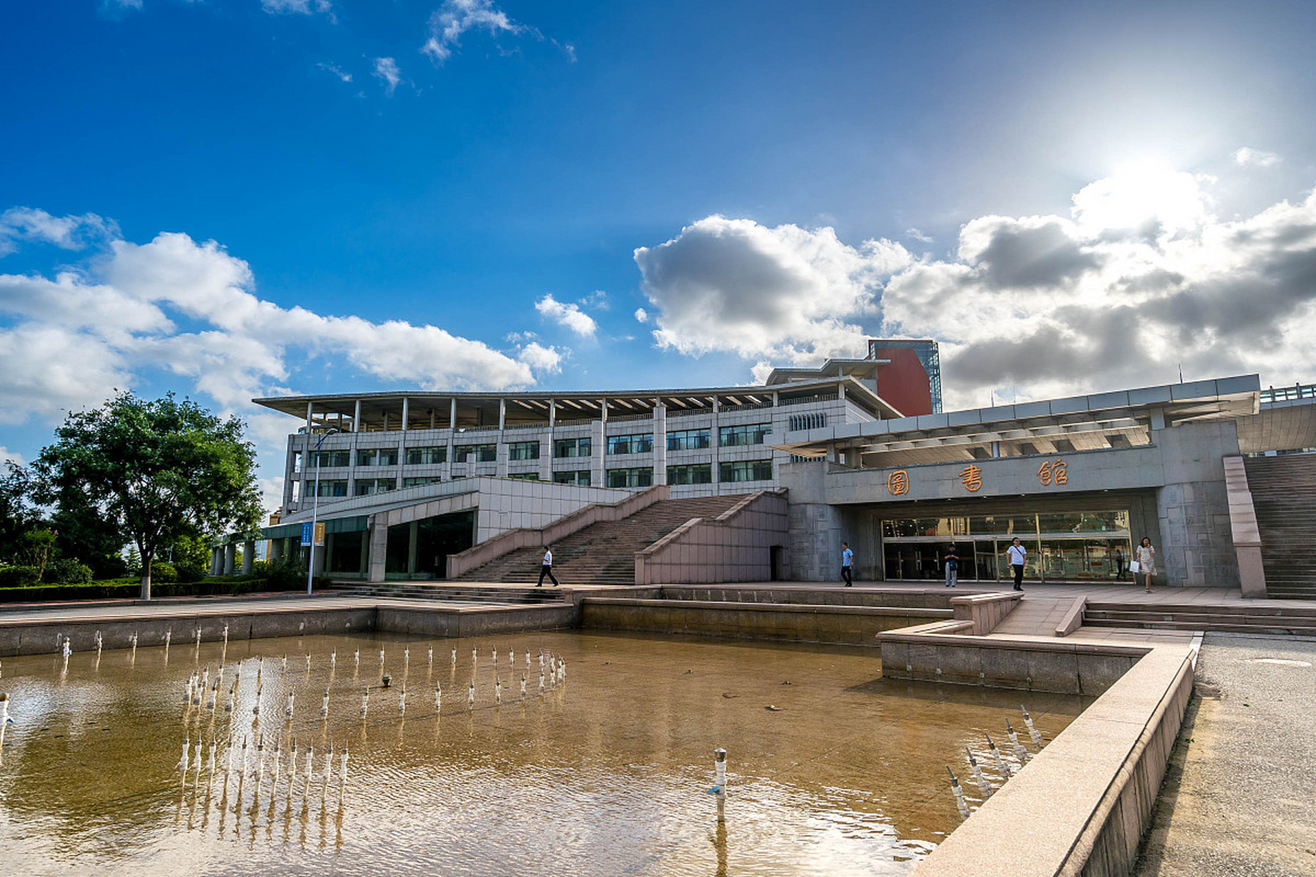 university of science and technology,简称qust)位于中国青岛市,是