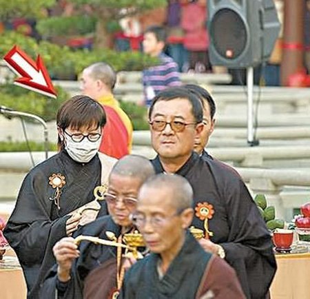 "2女侍一夫"的明星,两老婆住楼上楼下,而他却有4个老婆!