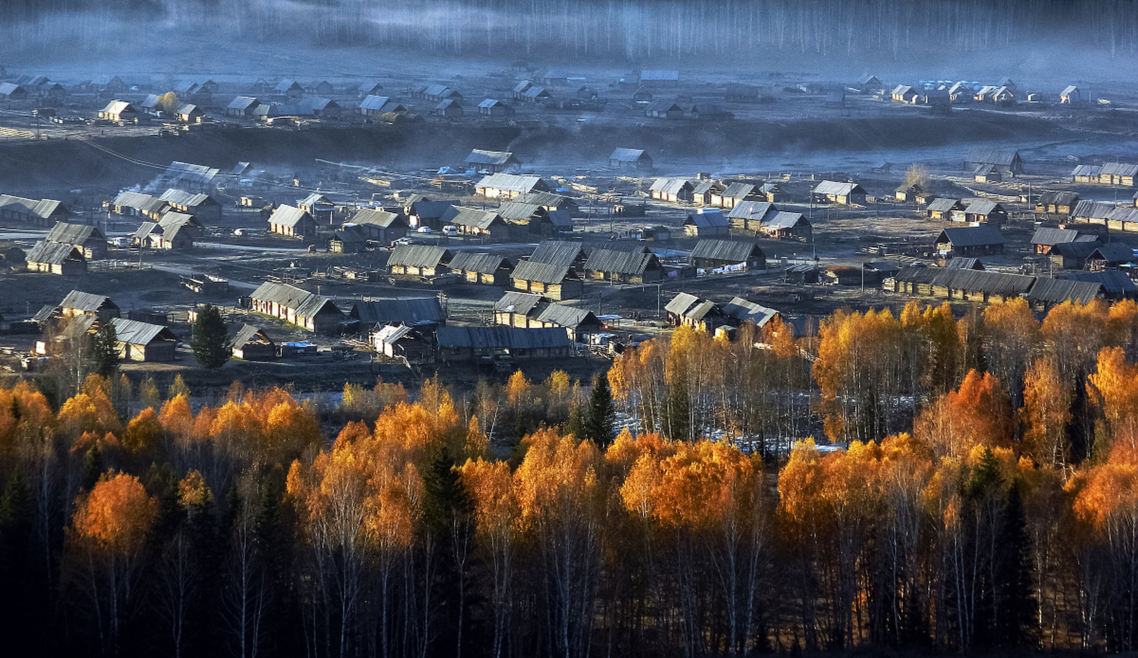 喀纳斯景区位于新疆维吾尔自治区阿勒泰地区布尔津县境内,是一个著名