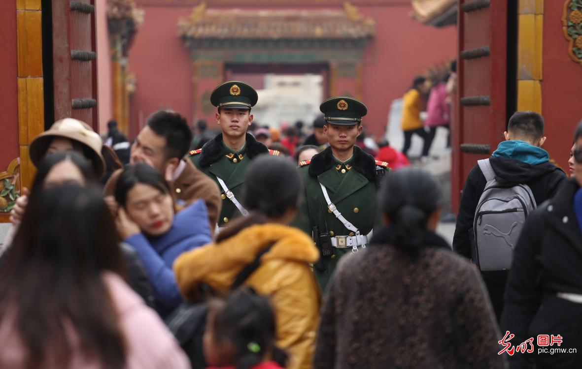 北京武警:紫禁城里保安全