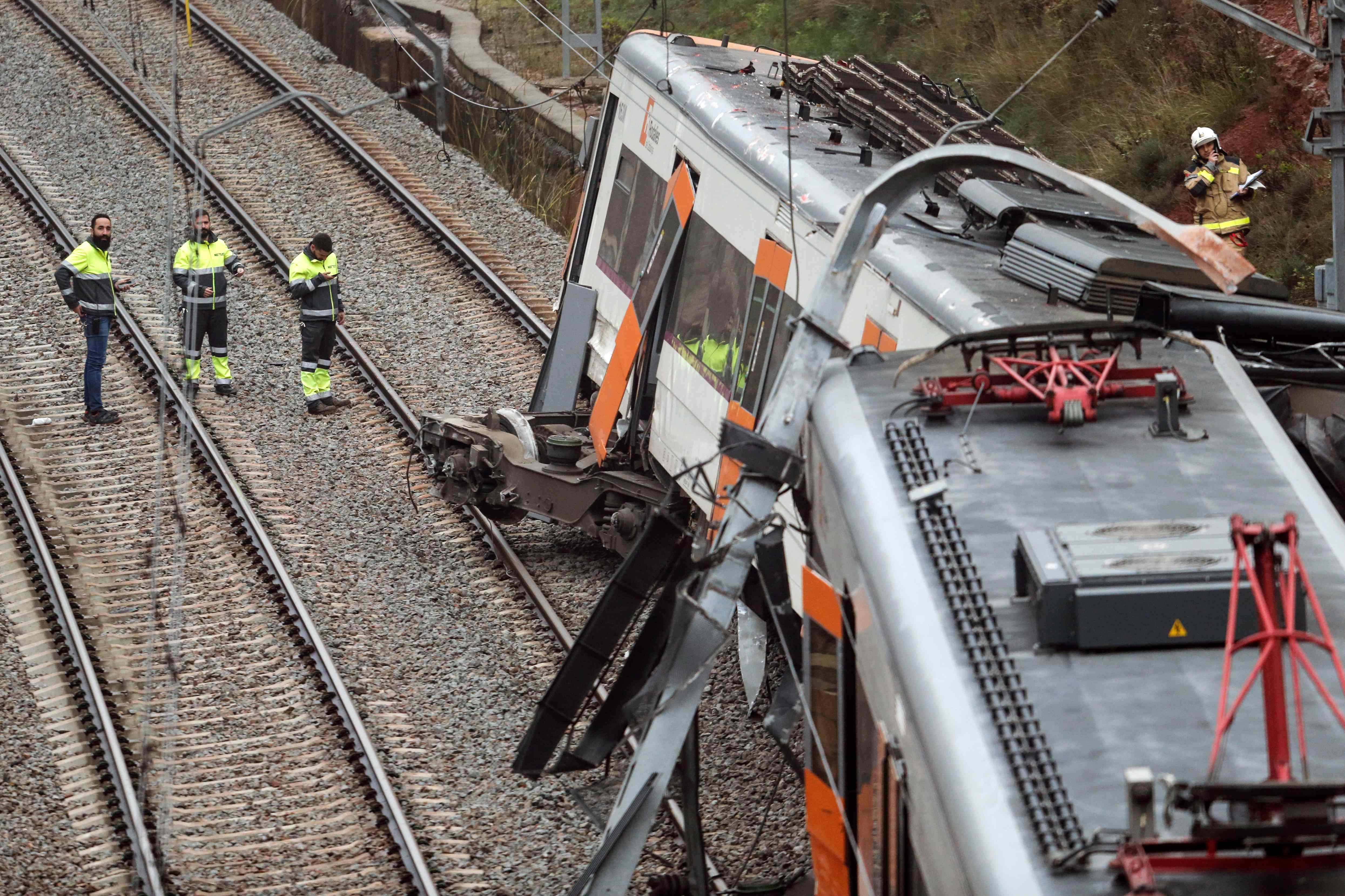 西班牙一列火车因山体滑坡出轨 造成1死44伤(2)