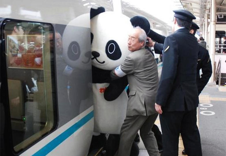 在日本,地铁挤不上咋办,地铁专属职业地铁推手推你上地铁
