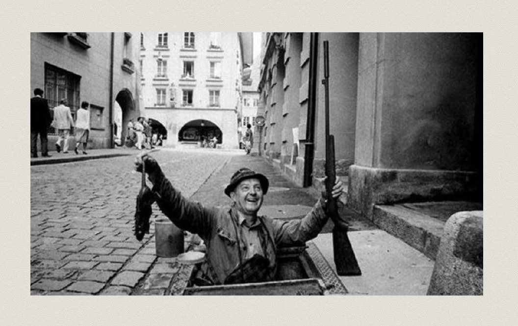 6个已经过时的职业,图为挑灯芯的员工.