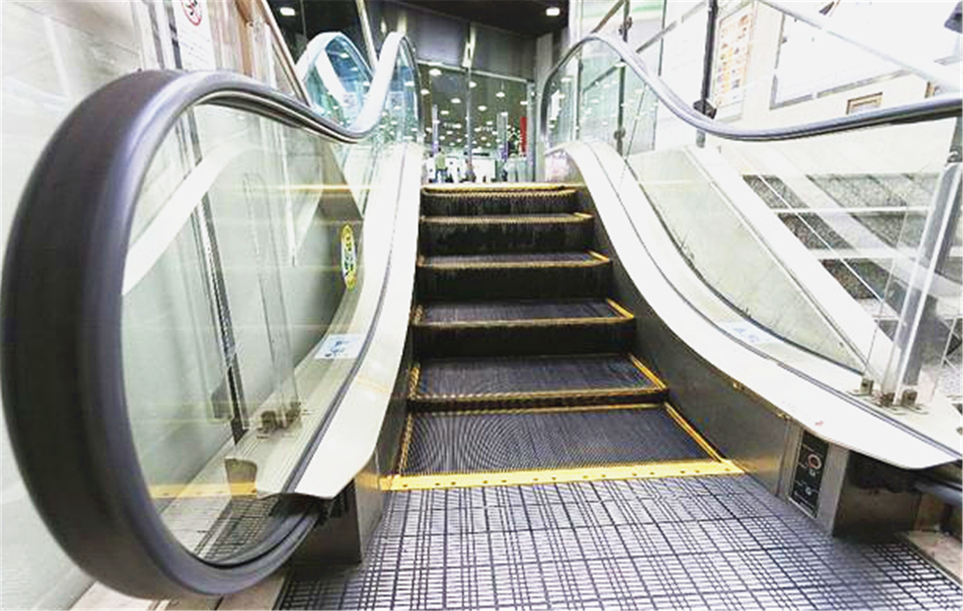 这是在日本川崎mores 百货商店的一处自动扶梯,垂直长度仅为83.