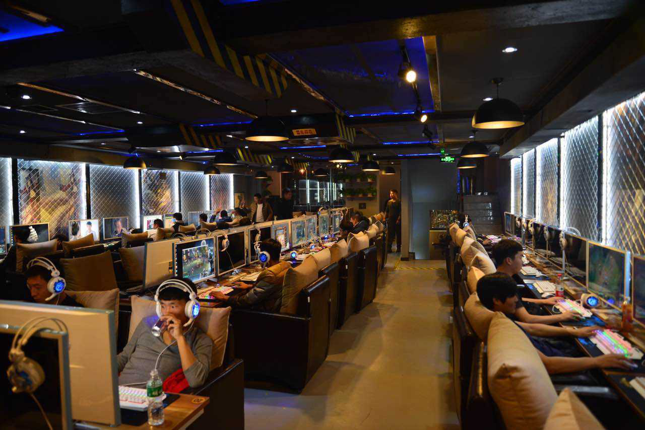 英雄联盟:德杯环境差?参赛选手去网吧训练,网友心疼