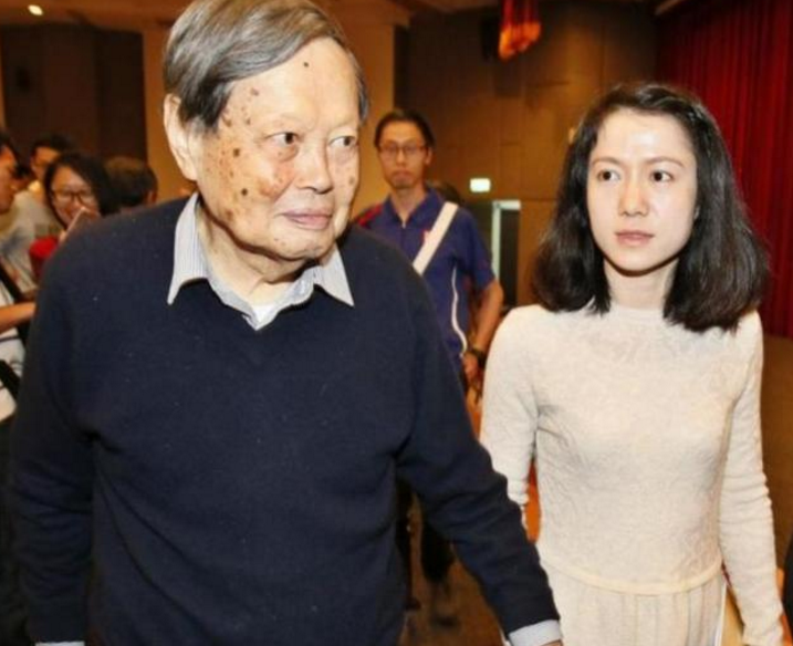 97岁杨振宁与43岁翁帆近照曝光,网友:这是嫁给了爱情!