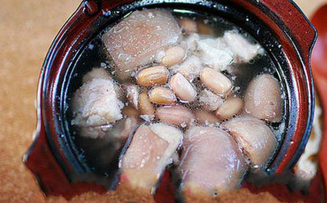 花生猪尾汤,猪尾毛剔干净剁成小段,以滚水汆烫洗净!