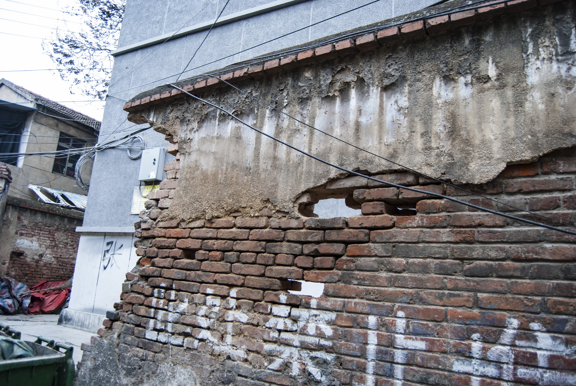 这里墙里墙外,生活环境大不同,外面是单位住户,院内是自盖房,相对简陋