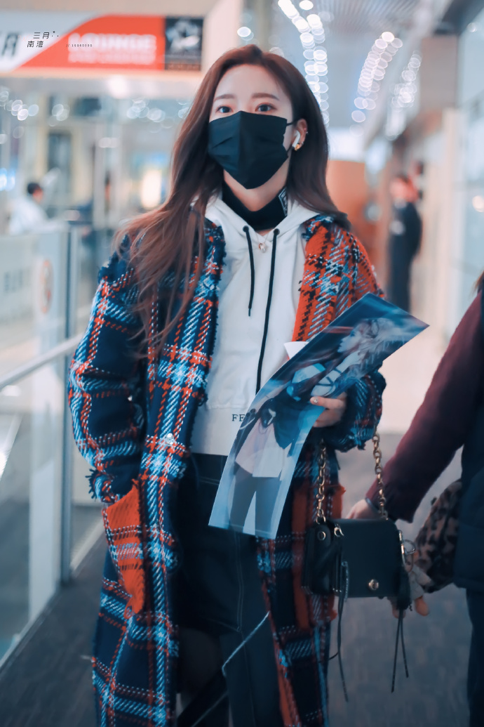 张紫宁穿格子长款风衣现身机场,戴黑色口罩遮面挡不住美