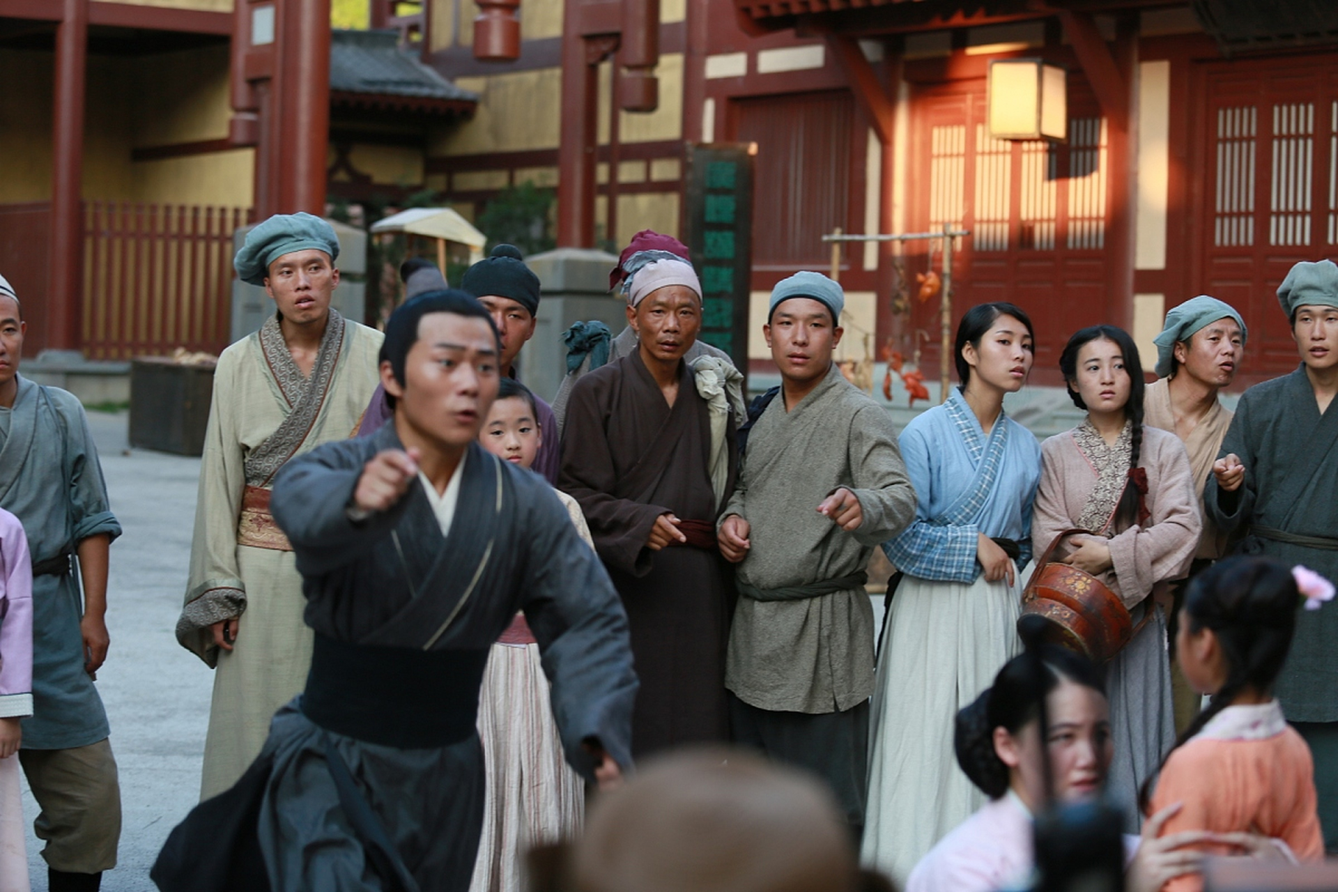 横店影视城面临群演短缺困境,影响影视作品拍摄进度和质量