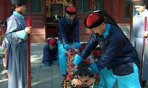 还珠:都是挨板子,老版的小燕子涕泪横流,新版的小燕子却似游神