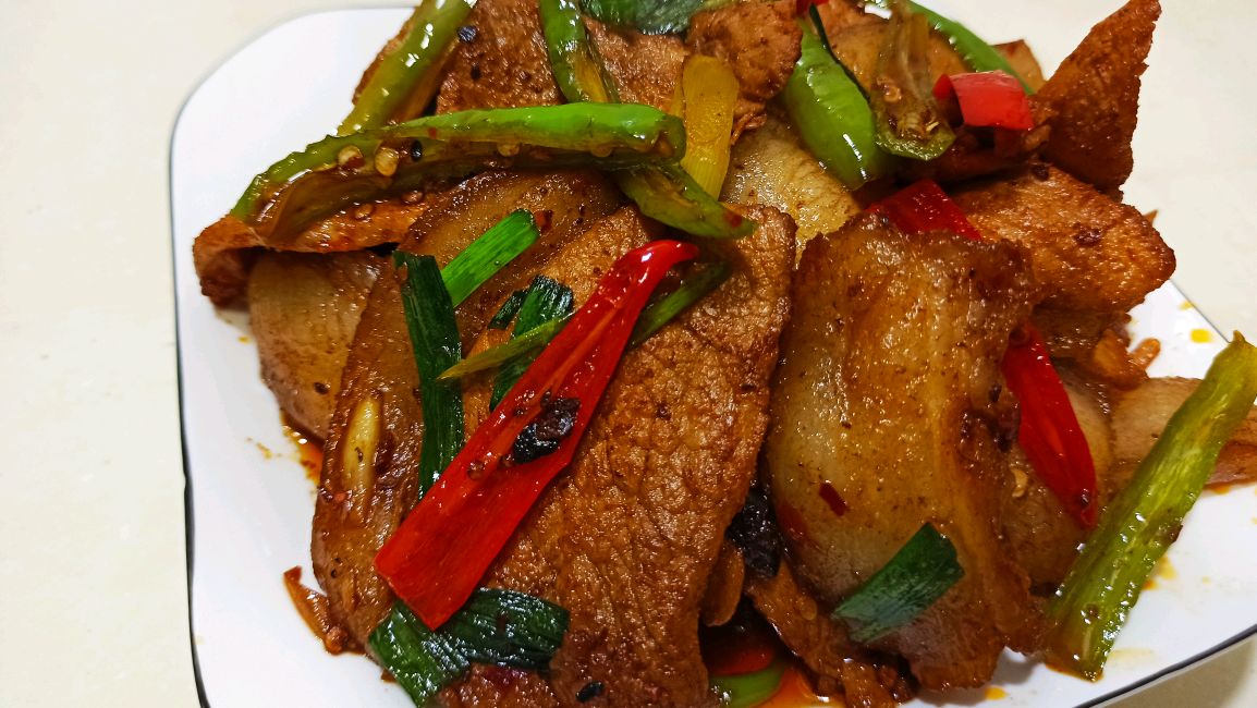 四川地方名菜“连山回锅肉”大片肉吃非常过瘾,看小伙如何做的
