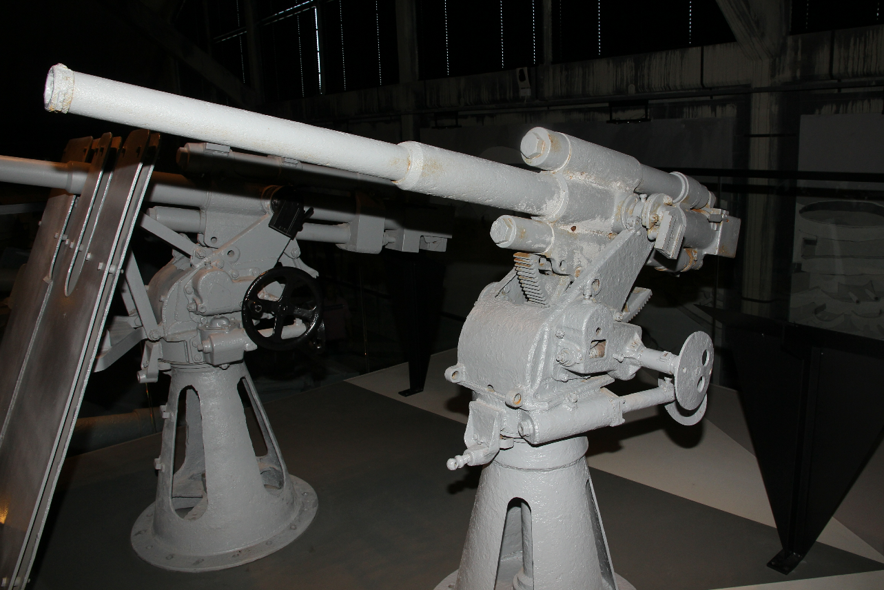 图为45毫米(21-k)防空炮,重115公斤,有效射击范围6公里.