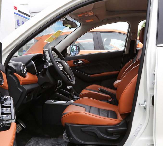 这款绅宝x35拥有很炫酷的外形,给人一种豪华感