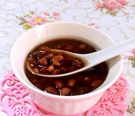 美食:红豆薏米粥,能增加皮肤光泽和弹性,是天然的美容食物!