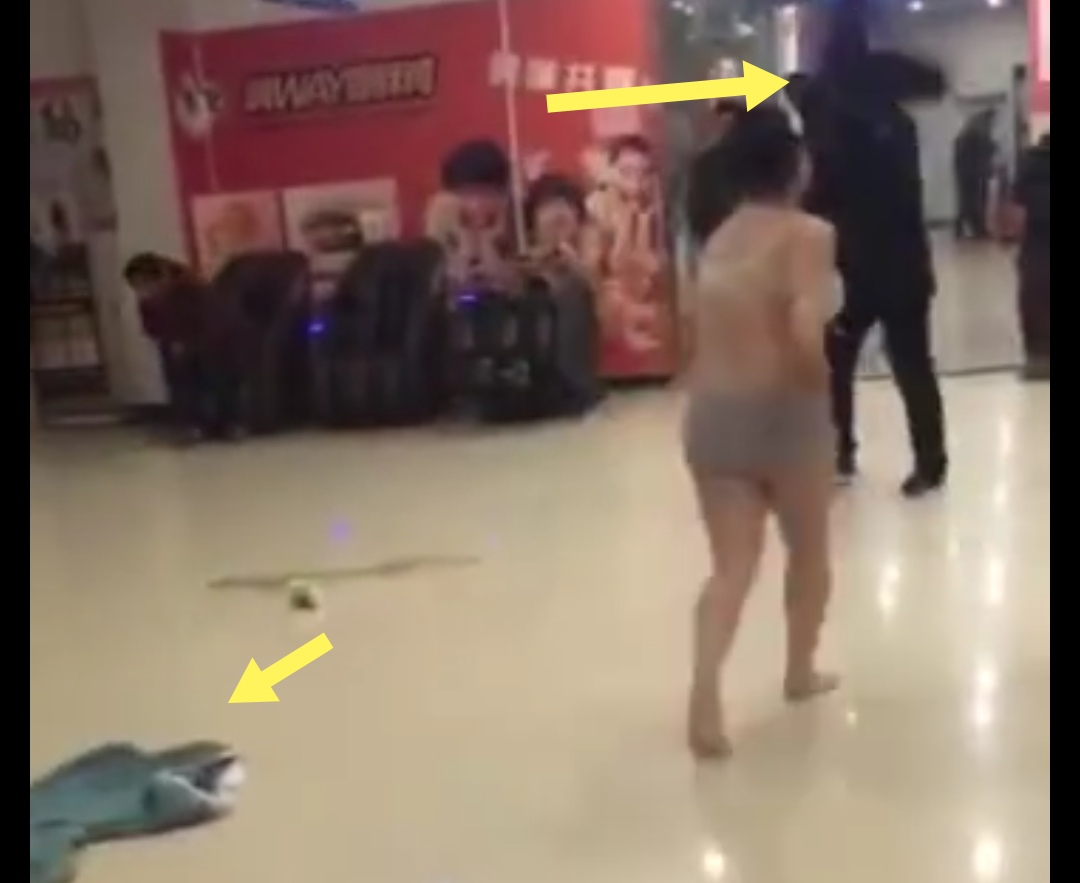 奔驰女司机脱得只剩内衣裤大闹服务区,扬言有精神病撞