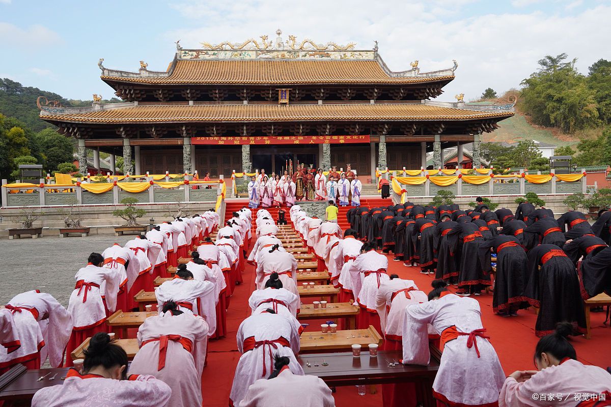 高考前夕班主任带学生跪拜孔子像,引发舆论关注,我们该如何评判