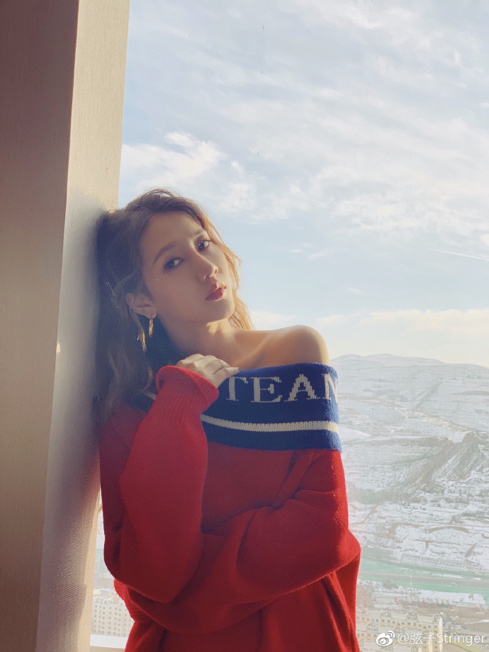 11月13日晚,弦子微博晒出美照,照片中弦子站在窗前摆pose,大秀香肩