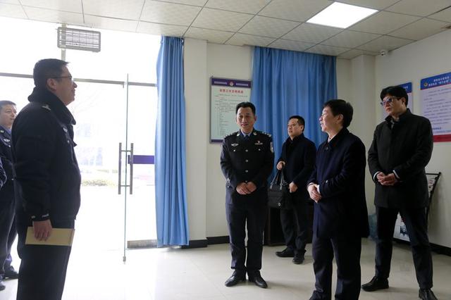 区党工委书记韦红革春节前夕慰问基层一线民警