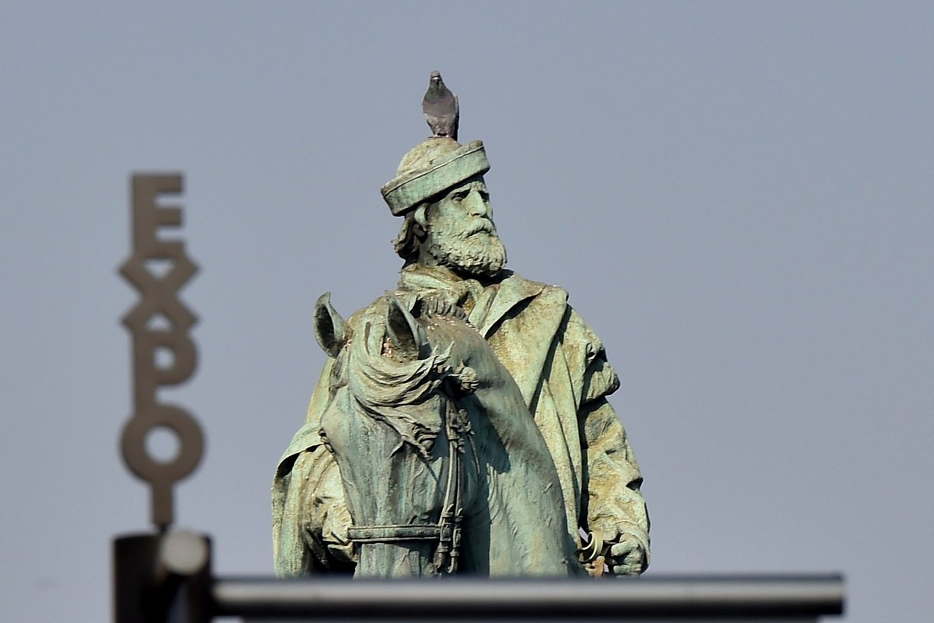 努尔哈赤生于建州左卫,自幼才华出众.