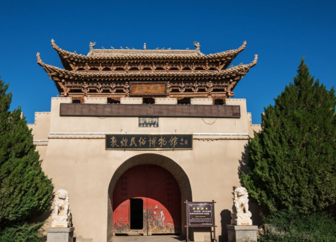 敦煌民俗博物馆整体建筑采用敦煌民间传统的具有防匪,防盗,防风沙作用