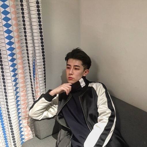 男票黏人的3个程度,"紧贴身旁"很正常,大狼狗秒变小奶狗