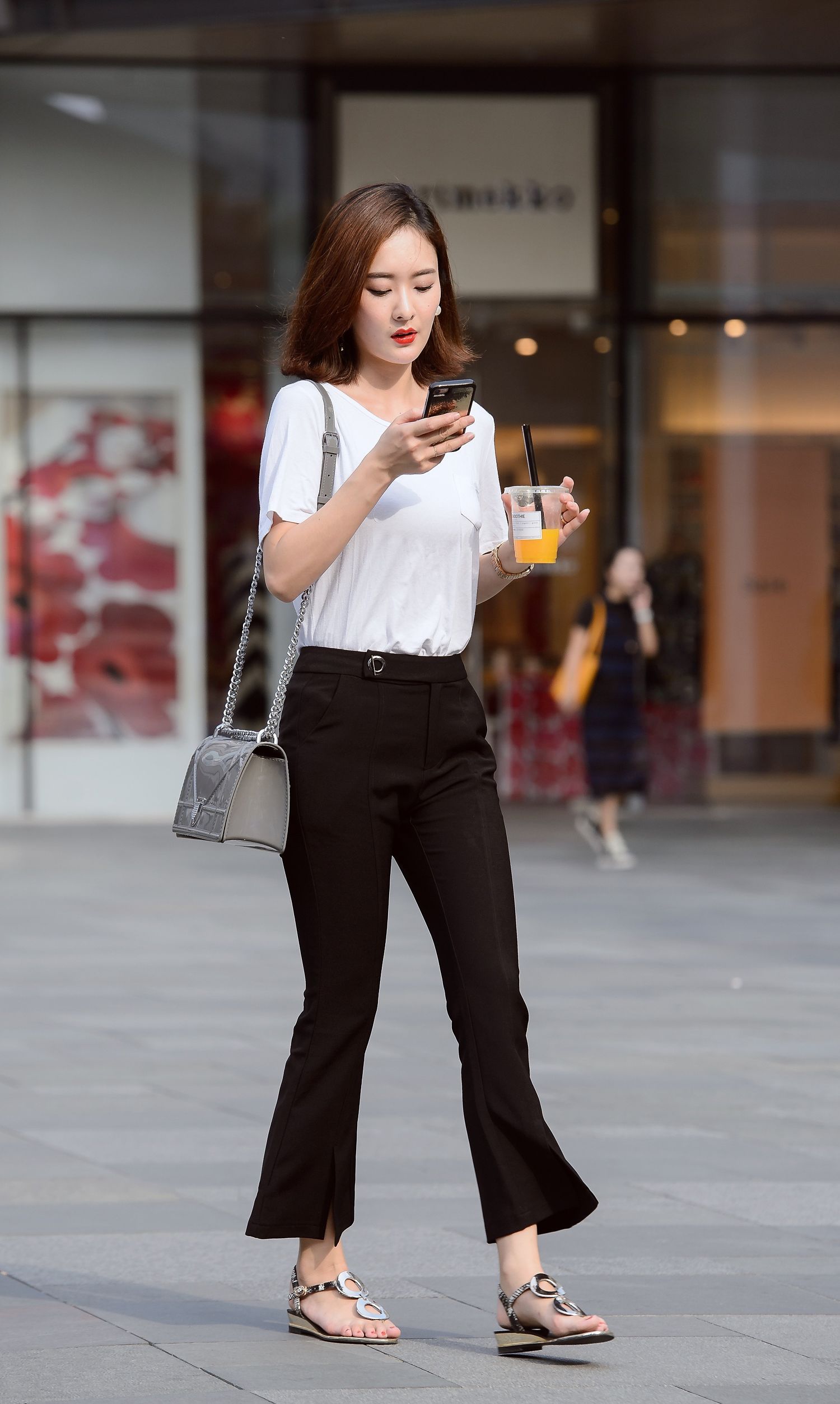 街拍:简单的白t恤加上黑色喇叭裤,长发少妇身材丰满迷人