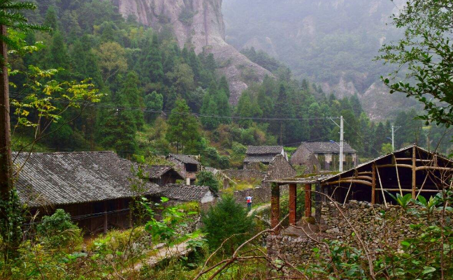 這個隱藏於浙南崇山峻嶺中的古山村,恰似一處傳說中的世外桃源.