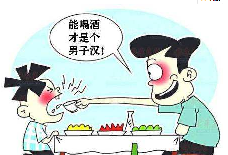 爸爸锻炼儿子酒量,灌下二两白酒神智不清,结果悲剧发生了!