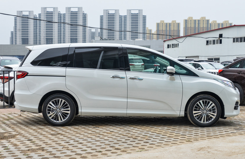 外观觉得没得啥话说的了,颜兽是当之无愧的,年轻